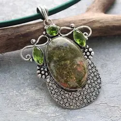 Подвеска из унакита и зеленого кварца
