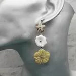 Серьги с резным перламутром - цветы из перламутра
