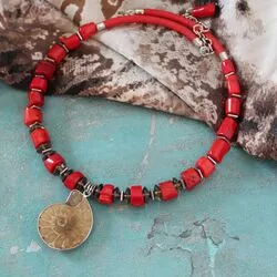Ожерелье из аммонита и красного коралла