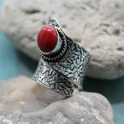 Стильное крупное кольцо с красным кораллом