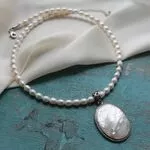 Ожерелье с белым жемчугом и подвеской из перламутра