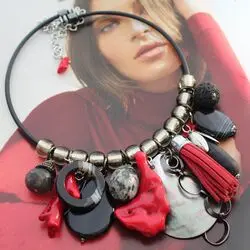 Ожерелье с подвесками из камней