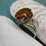 Стильное кольцо с янтарем