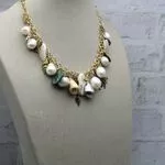 Жемчужное ожерелье с подвесками - ключик, майский жук, монетки, ракушки