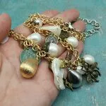 Подвески в виде ракушек, ключика монеток в украшениях - ожерелье