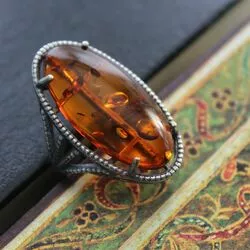 Крупное кольцо с янтарем