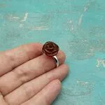 Кольцо в виде розы из янтаря