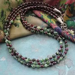 Многорядное колье с гранатом и рубиновым циозитом