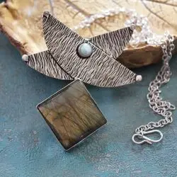 Колье с золотистым лабрадором