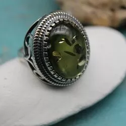 Кольцо с зеленым янтарем