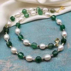 Ожерелье из белоснежного жемчуга и зеленого хризопраза