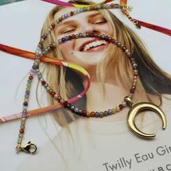 Ожерелье с цветными цирконами и подвеской