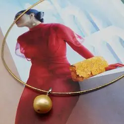 Колье с крупным золотым жемчугом