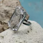Кольцо с прозрачным кристаллом