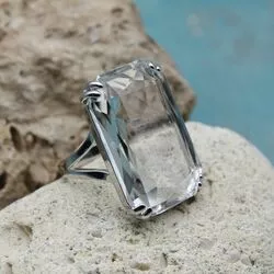 Крупное кольцо с кристаллом