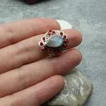 Перстень из лунного камня и кораллов
