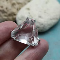 эффектное кольцо с крупным кристаллом