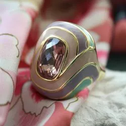 Кольцо с эмалью и кристаллами