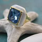 Кольцо с крупным голубым камнем