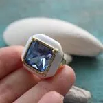 Кольцо с белой эмалью и голубым камнем