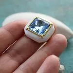 Стильное кольцо с цветным камнем