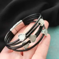 Браслет с кожей и сердечками