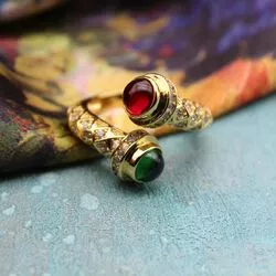 Стильное кольцо с зелеными камнями