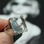 Кольцо с крупным кристаллом