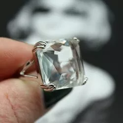Кольцо с крупным кристаллом сваровски