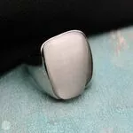 Перстень с белым камнем
